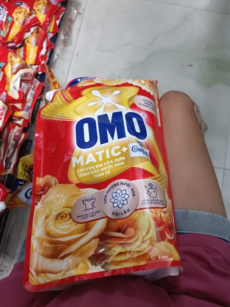 Nước giặt OMO MATIC cửa trên tinh dầu nước hoa tinh tế 1,8kg
