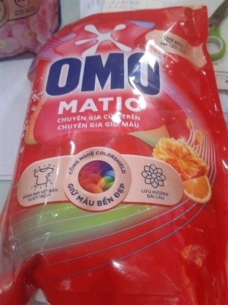 nước giặt omo matic cửa trên giữ màu 1.8kg