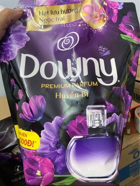 NƯỚC XẢ VẢI DOWNY PREMIUM PARFUM HUYỀN BÍ TÚI 3 LÍT .