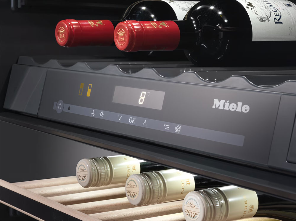 Bảng điều khiển cảm ứng kỹ thuật số của tủ rượu Miele, hiển thị ba vùng nhiệt độ riêng biệt