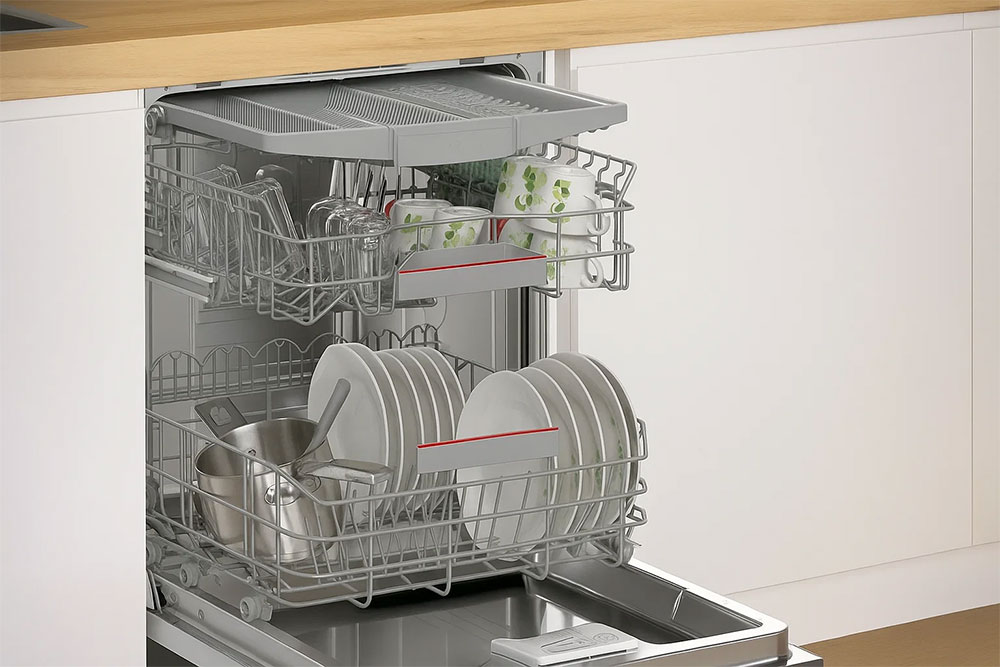 Sắp xếp chén đĩa gọn gàng bên trong máy rửa bát