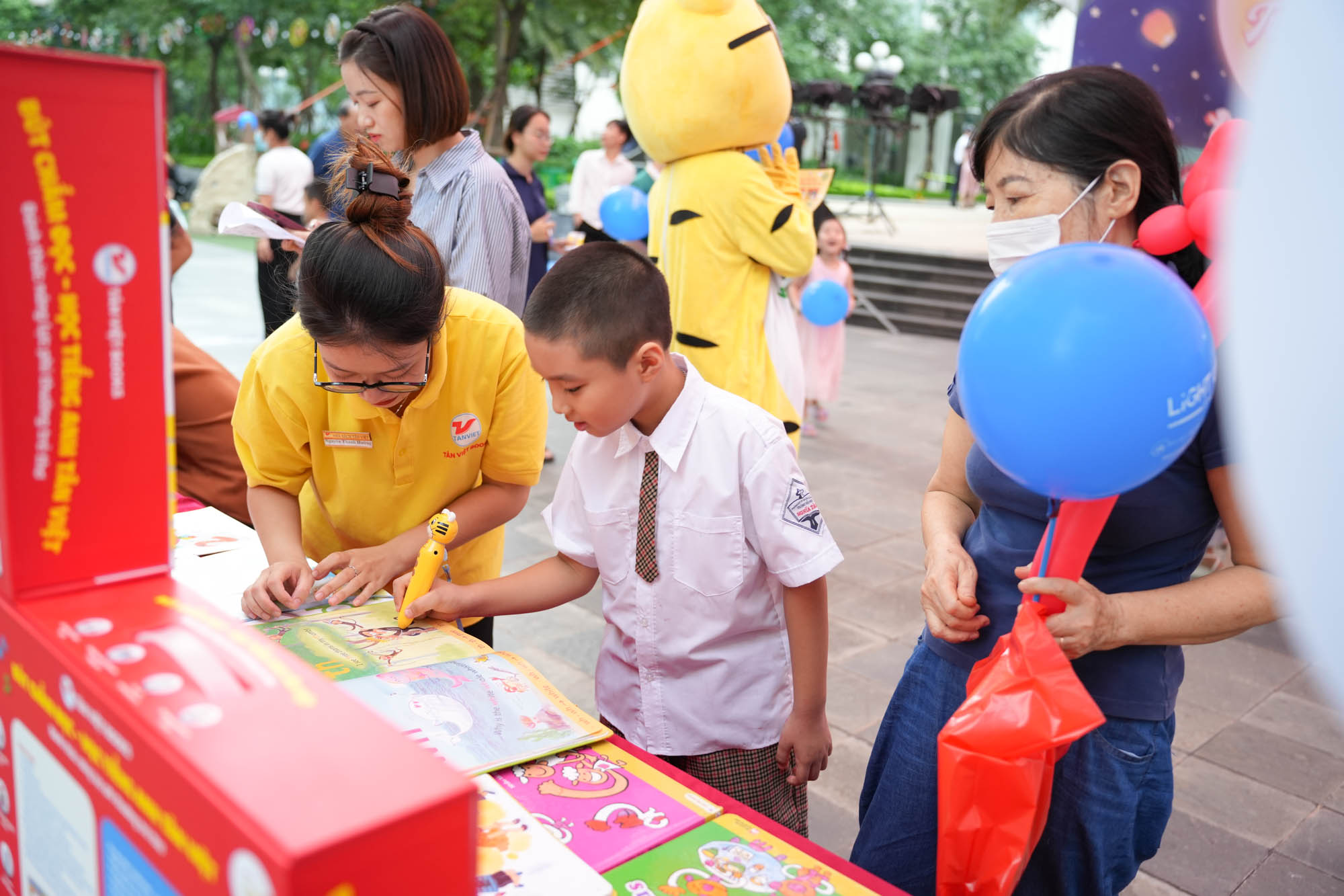 Tân Việt Books đồng hành cùng các em nhỏ đón Tết Trung thu