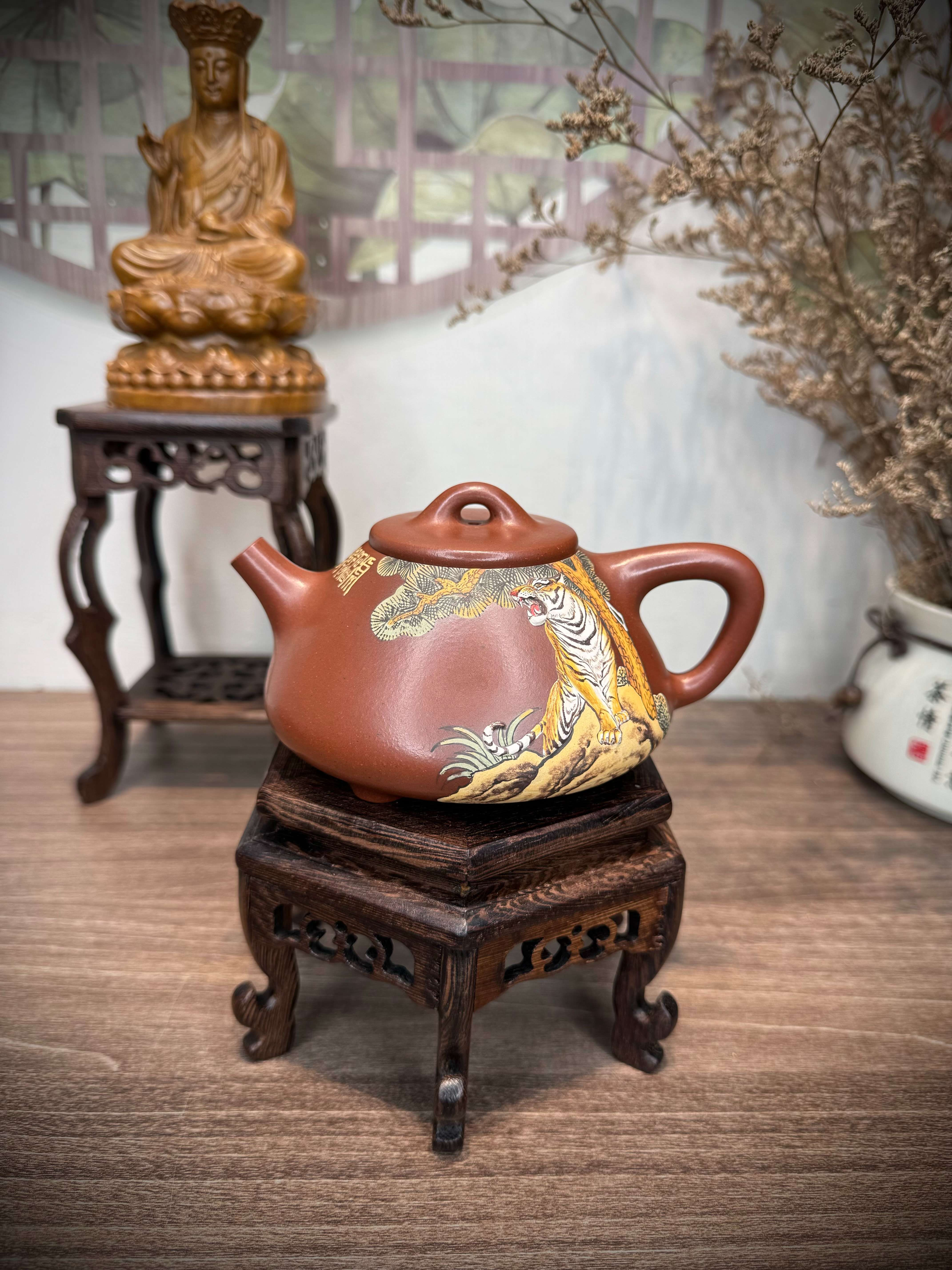 Ấm Thạch Biều Tuổi Dần - Họa Tiết Vẽ Tay - NN Trương Tiểu Lĩnh - Chất đất Đáy Tào Thanh - Hàng Thủ Công - lỗ Thoát: Hình Trám 9 Lỗ 280ml