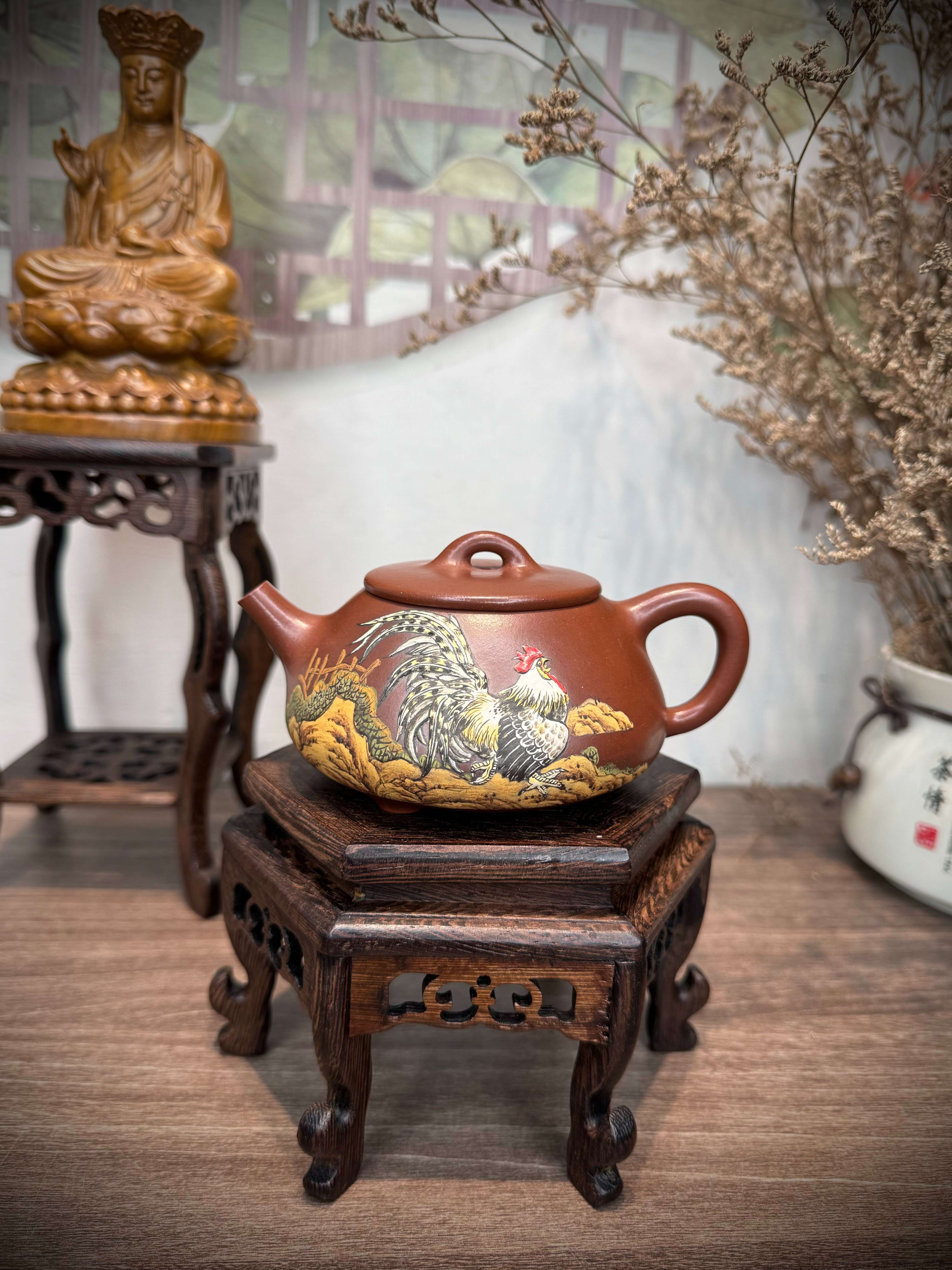 Ấm Thạch Biều Tuổi Dậu - Hoạ Tiết Vẽ Tay -NN Trương Tiểu Lĩnh - Chất Đất Đáy Tào Thanh - Lỗ Thoát: Hình Trám 9 Lỗ 200ml