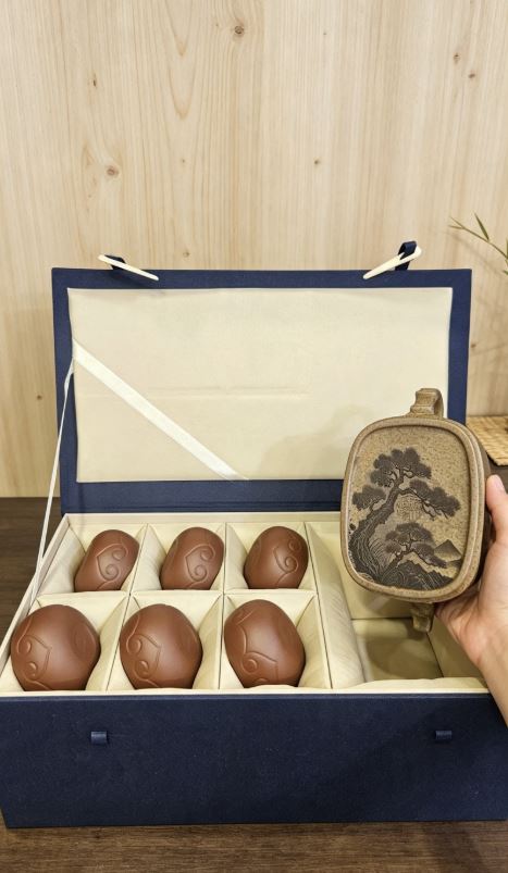 COMBO22: 1 ẤM 6 CHÉN Tứ Phương Trúc Tiết – Trầm Hương Nê