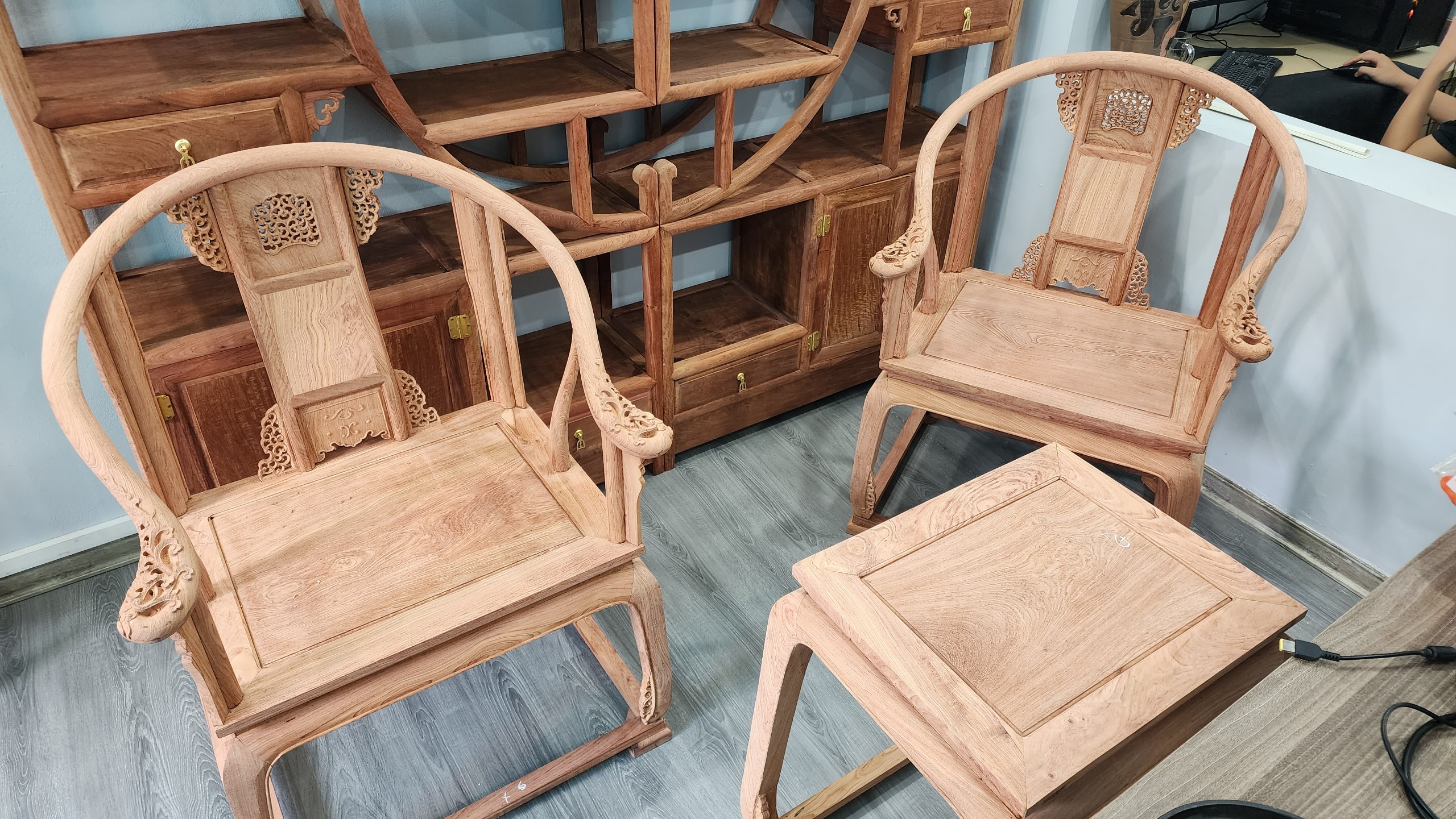 Bàn ghế minh đế / 2 ghế + 1 đôn bàn - KT ghế: 92*69.5*62cm / Bàn 62*42*51.5cm ( Giá Mộc hoàn thiện thêm 1tr )
