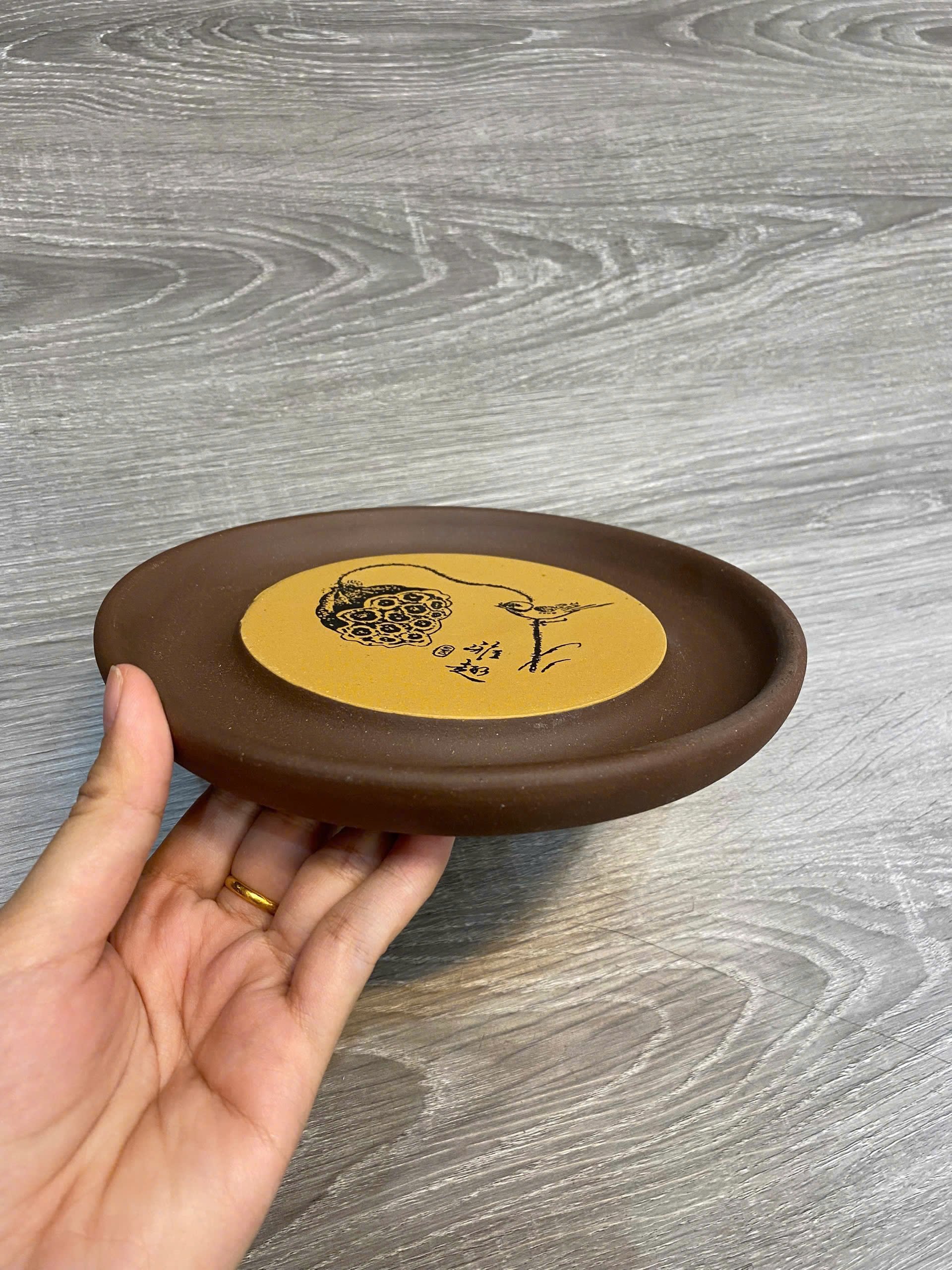 Thuyền trà tử nê - hoạ tiết đài sen - KT:14.4*8.23cm