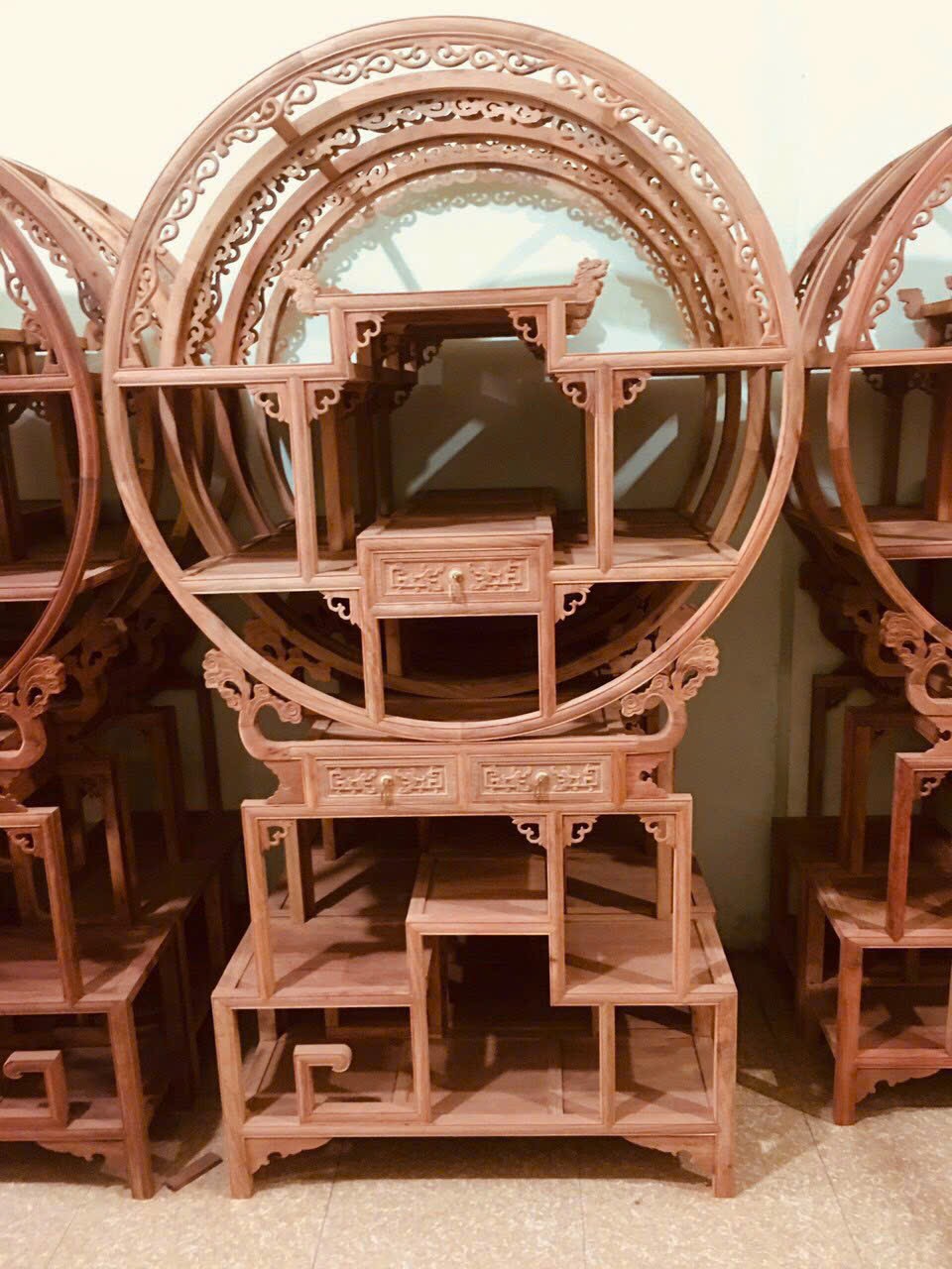 Kệ trưng bày gỗ hương lào - tròn hoạ tiết có 3 ngăn kéo - KT: 210*115*31.8cm ( Giá mộc , hoàn thiện thêm 1tr500)