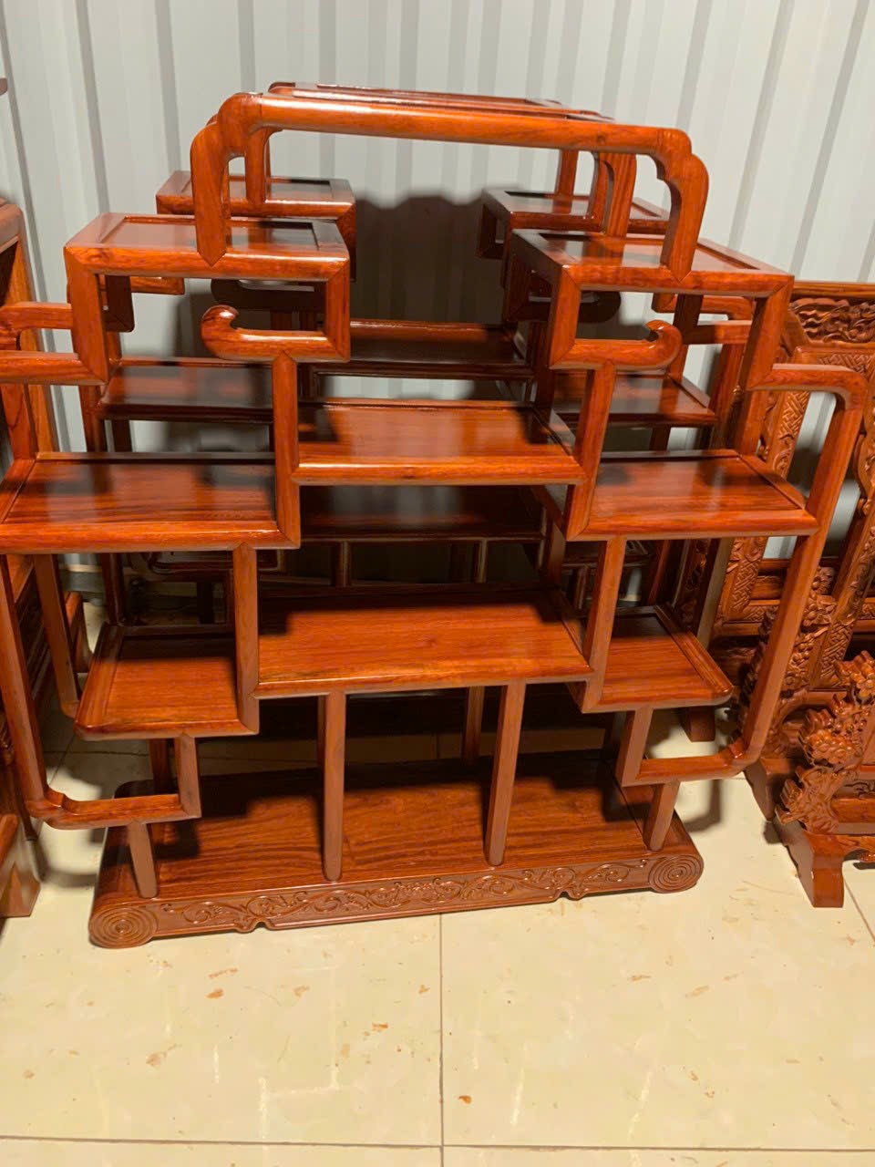Kệ trưng bày gỗ hương lào - Kệ hoạ tiết  - KT: 88*76*18 / tay gỗ 2cm