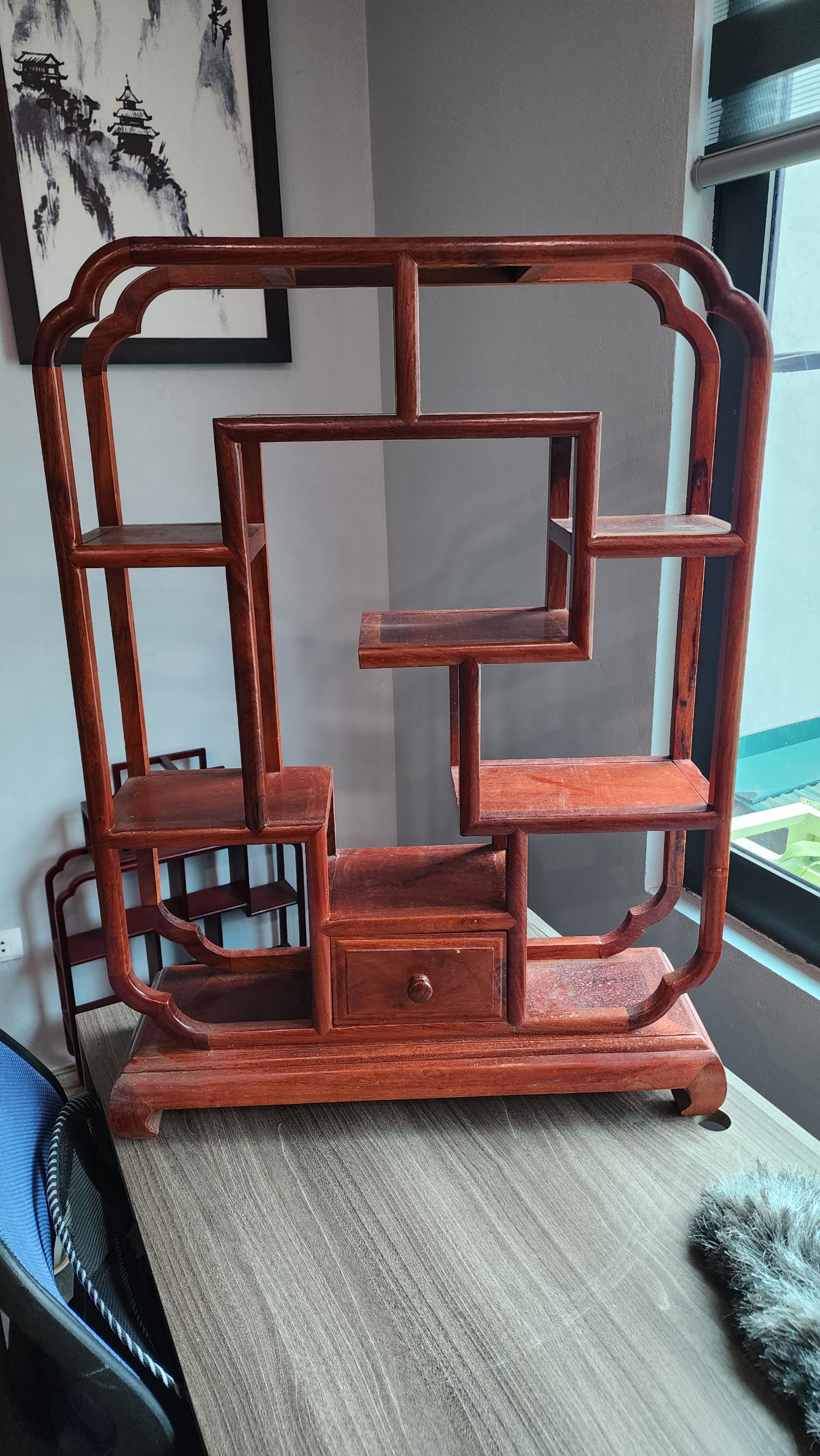 Kệ trưng bày gỗ hương lào - Kệ hoạ tiết 1 ngăn kéo - KT: 82*76*20 / ô 17cm / tay gỗ 2cm