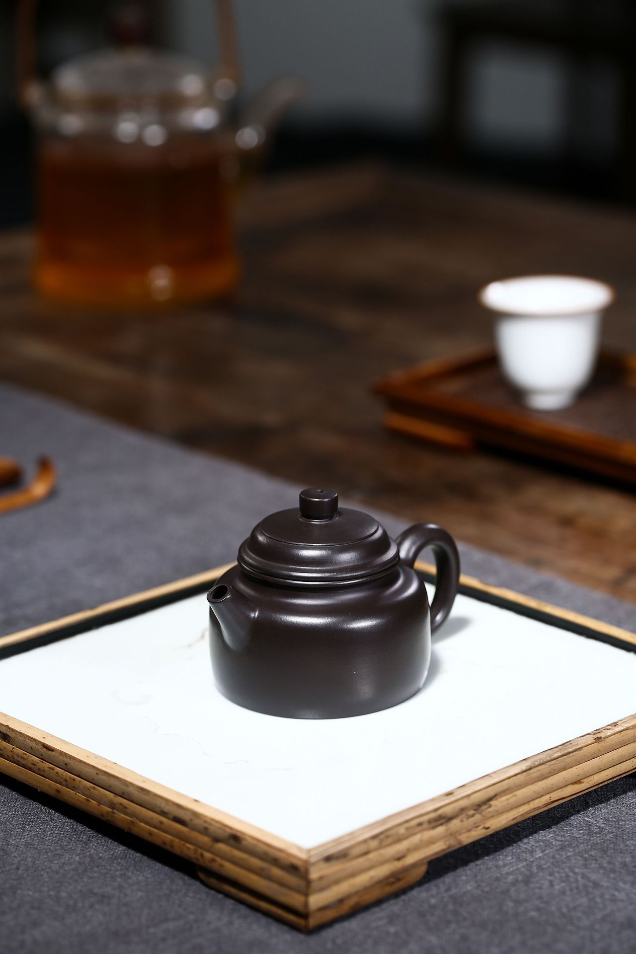 Ấm đức chung - Hắc chu nê - NN Thực lực phái - 【Dung tích】 100cc±10cc  [Kích thước] Tổng đường kính: 10,6cm Cỡ nòng: 4,8cm Tổng chiều cao: 6cm  - lỗ thoát 7 lỗ