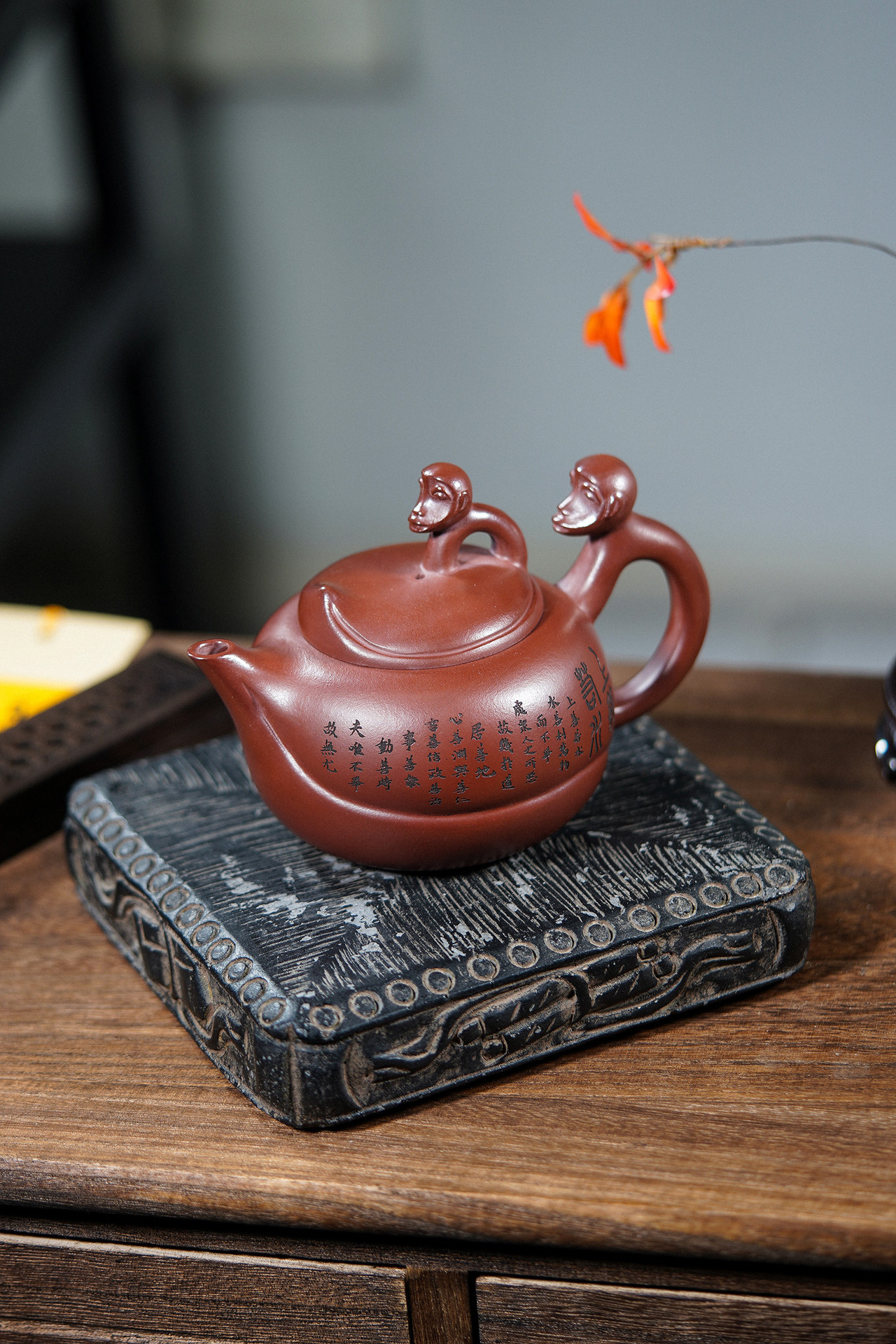 Ấm linh hầu hiến thuỵ - Nguyên khoáng thạch hồng - NN Thực Lực Phái - 290ml - Tổ ong - Tổng chiều dài: 15,3 cm Đường kính: 6,1cm Tổng chiều cao: 10,3cm
