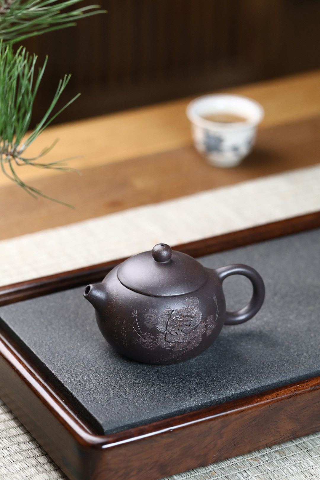 Ấm mẫu đơn tây thi - Hắc kim sa - NN Nghệ Công Sư Ưu Tú - 160ml - tổ ong - Dài 11,8CM, Cao 7CM, Đường kính 5,5CM