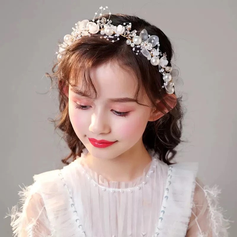 Cài hoa cùng màu đầm