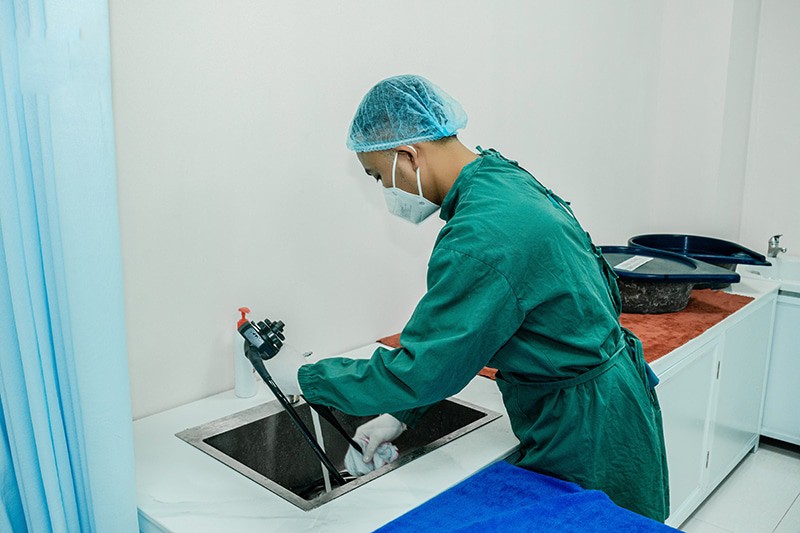 Khử trùng tay trong quá trình tái chế ống nội soi mềm