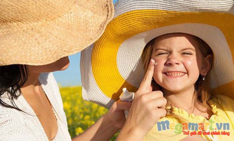 Có nhất thiết trẻ em phải dùng kem chống nắng không ?