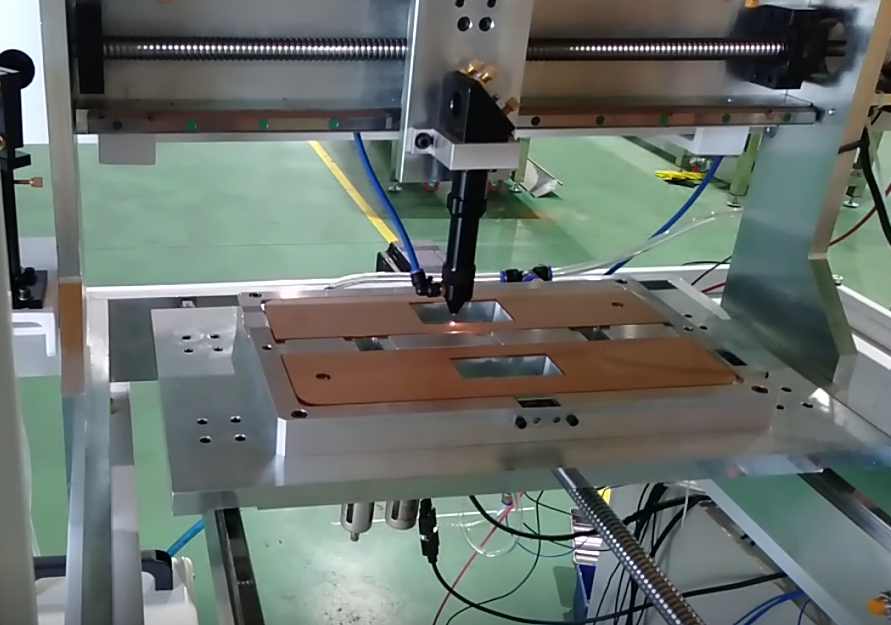 Máy cắt Laser điều khiển tự động CNC.