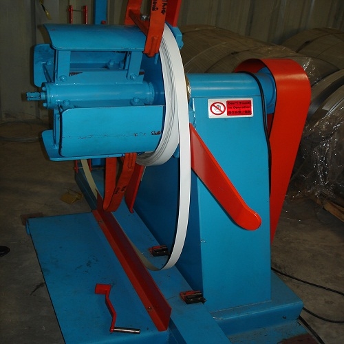 Máy cấp phôi thép cuộn lớn.