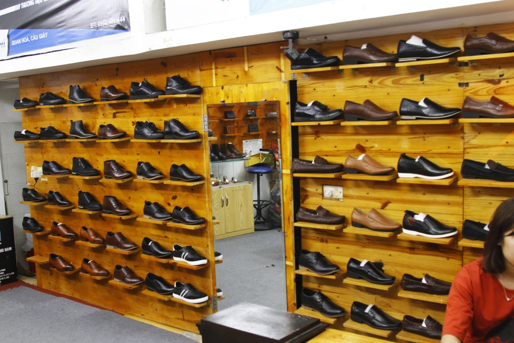 Kinh nghiệm mở shop giày nam cho người mới bắt đầu 6 ban giay