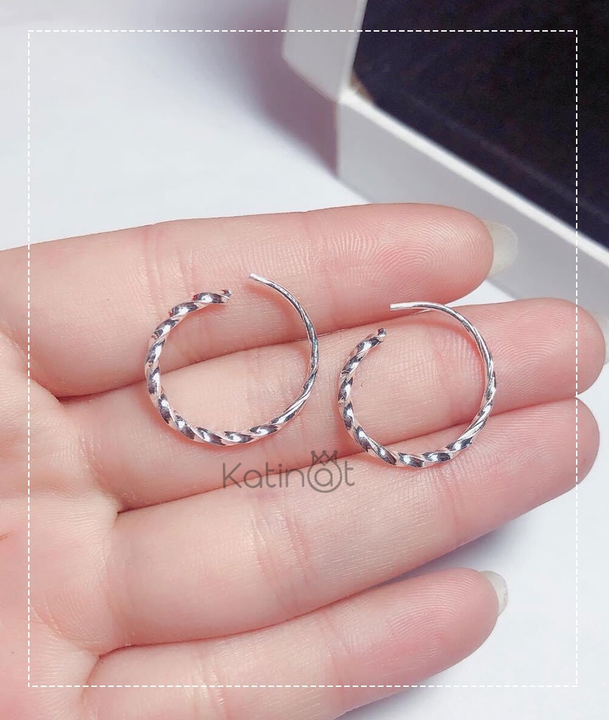 Bông tai bạc xoắn lấp lánh