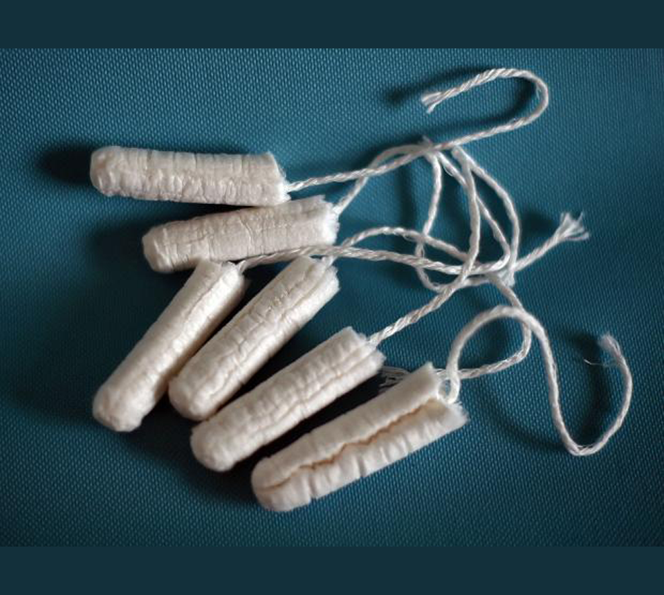 Nguy cơ tiềm ẩn của băng vệ sinh và tampon đối với sức khỏe phụ nữ