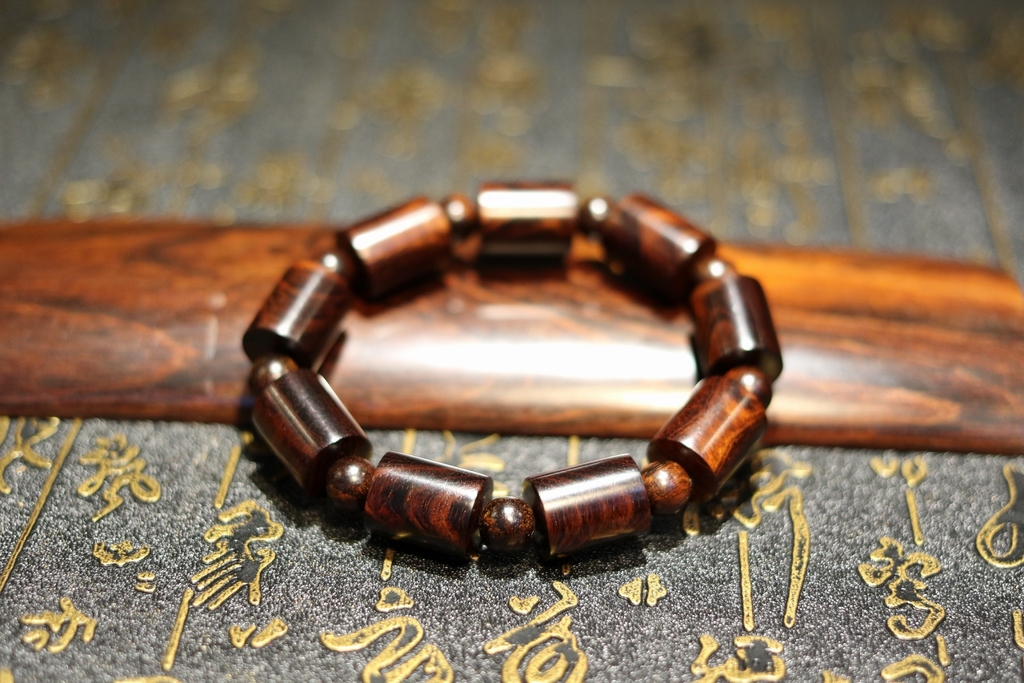 VÒNG TAY GỖ TỬ ĐÀN LÁ NHỎ ĐỐT TRÚC 12MM