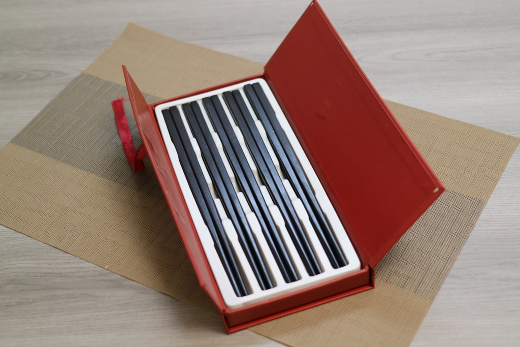 Đũa gỗ Mun sừng đầu vuông - hộp 10 đôi