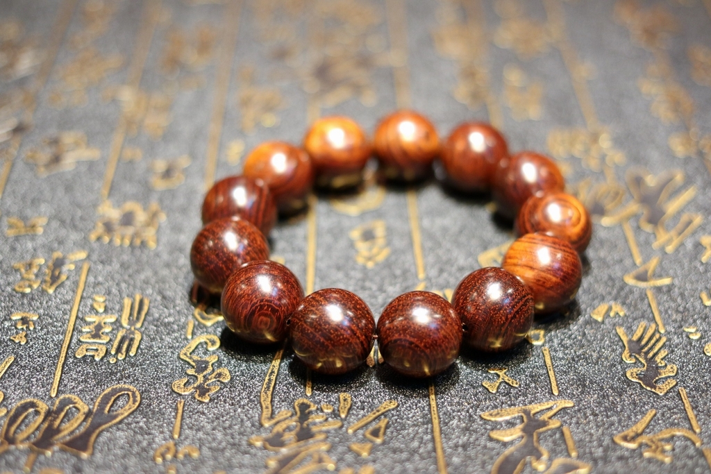 vòng tay gỗ tử đàn lá nhỏ ấn độ VIP, 20mm -12 hạt trên 300 năm tuổi