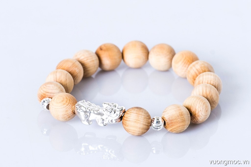 Vòng gỗ Đàn Hương gắn Tỳ Hưu bạc 12mm