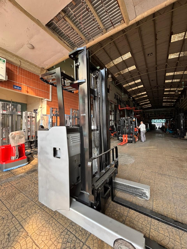 Xe nâng hàng, hiệu Nissan, động cơ điện, Model U01F15, Số khung R1G-18633, sx2011