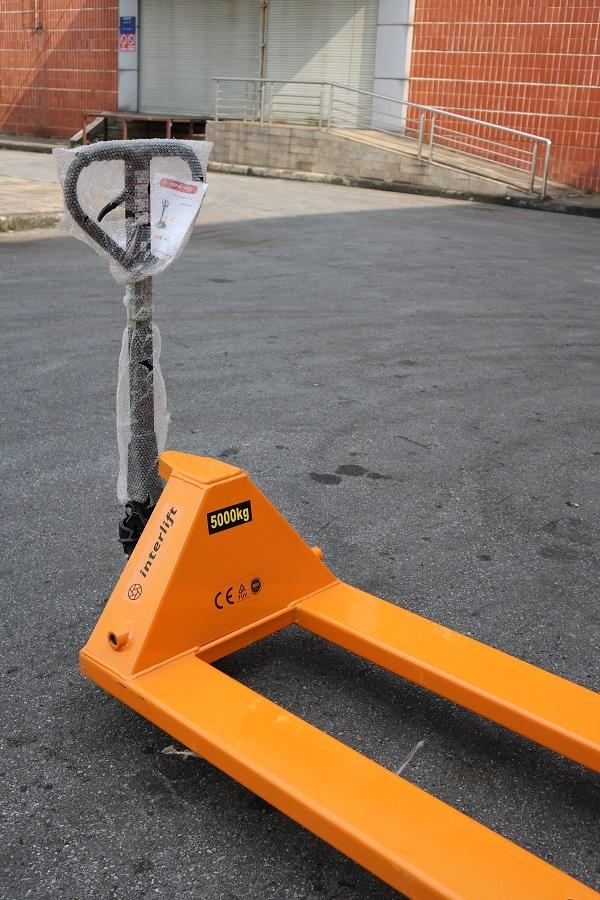 Xe nâng tay 5 tấn hiệu Interlift, đủ tiêu chuẩn xuất châu Âu