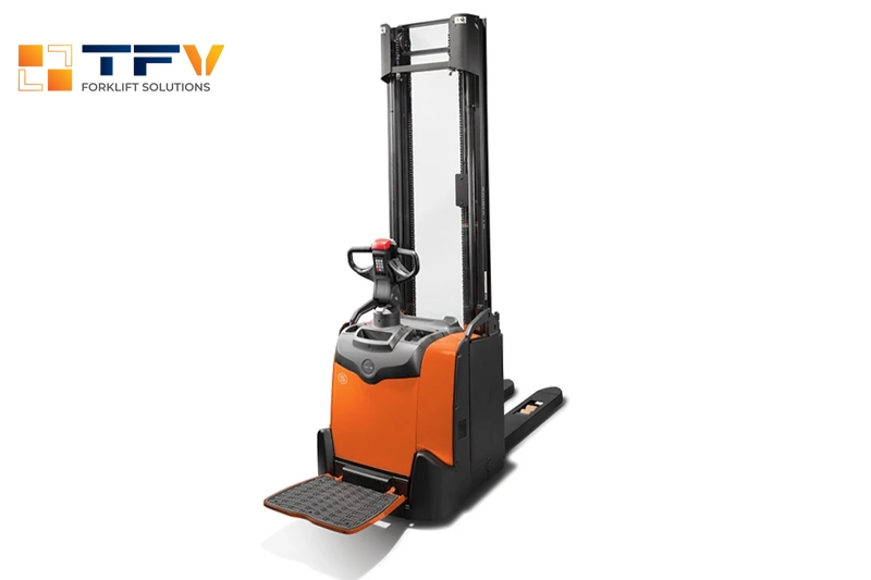 Xe nâng tay có bệ đứng BT Staxio SPE140