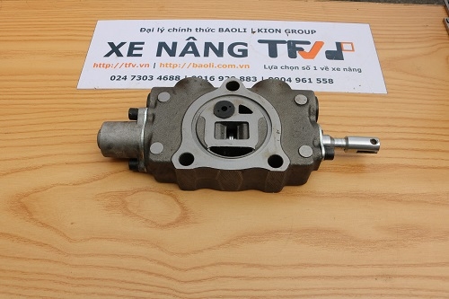 Ngăn kéo chia dầu (van 2 chiều) xe nâng đường kính 10mm hiệu Total source. Mã P.00066