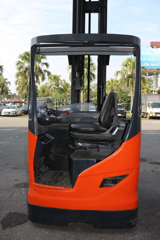 Xe nâng hàng,hiệu LINDE,động cơ điện, model R20-01 ,số khung H21120E02390, sức nâng 2000kg .Năm sx 2014 .Hàng đã qua sử dụng - XC.R20LIT975.00317