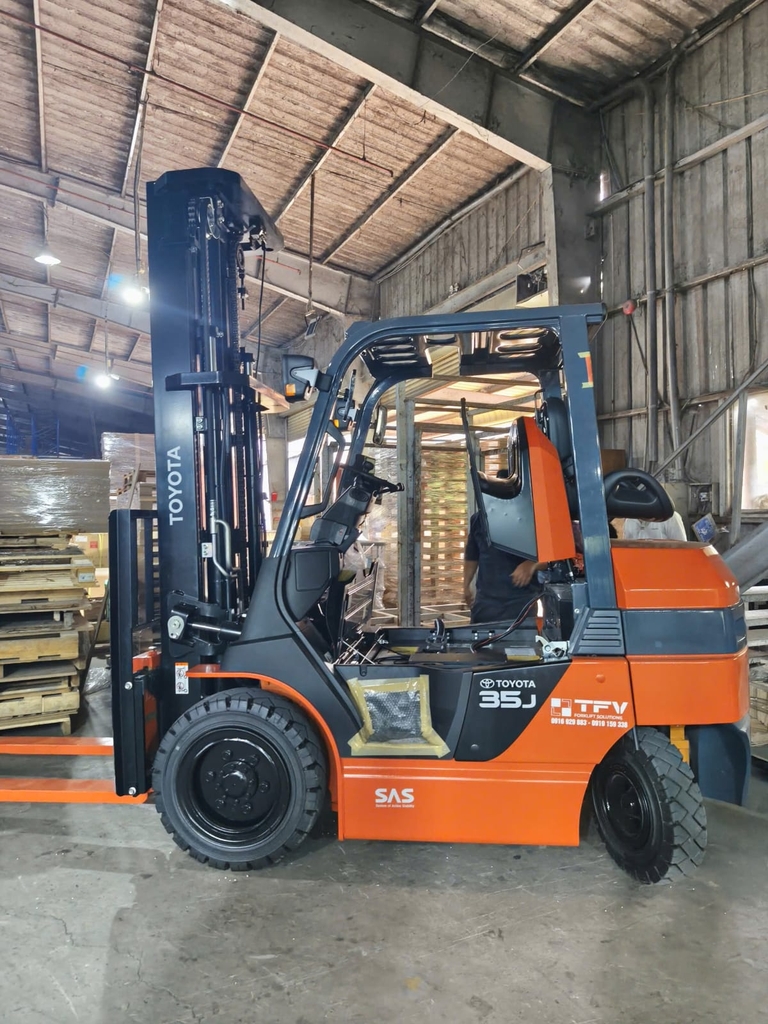 Xe nâng điện Toyota 8FBJ35 3,5 tấn nhìn ngang tại kho
