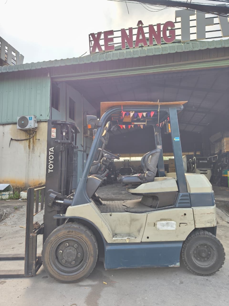 Xe nâng hàng tự hành hiệu TOYOTA cùng phụ tùng tiêu chuẩn đồng bộ đi kèm, động cơ điện, model 7FB30, số khung 7FBJ35-16960, năm sản xuất 2015. Hàng đã qua sử dụng