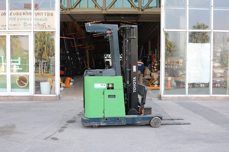 Xe nâng điện cũ reach truck cũ 1.5 tấn Toyota 7FBR15. Khung FV4000. Sản xuất 2007.