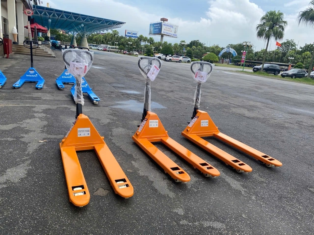 Xe nâng tay giá rẻ 3 tấn hiệu Interlift, tiêu chuẩn XK châu Âu