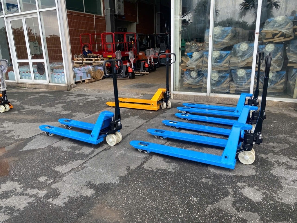 Xe nâng tay 2.5 tấn giá rẻ hiệu Interlift phiên bản Pro, tiêu chuẩn châu Âu