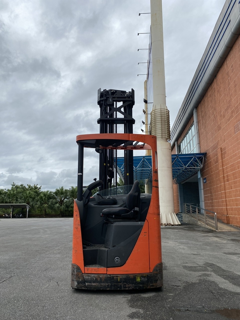Xe nâng điện cũ Reach truck 2 tấn hiệu BT RRE 200. Khung Triplex 8500mm. Sx 2010. Mã XC.R20BTT85.00583