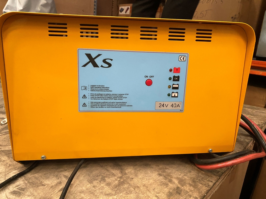 Máy sạc ắc quy hiệu XS 1 pha 24V 40A mã 1913-001 sử dụng cho xe nâng, hàng mới 100%