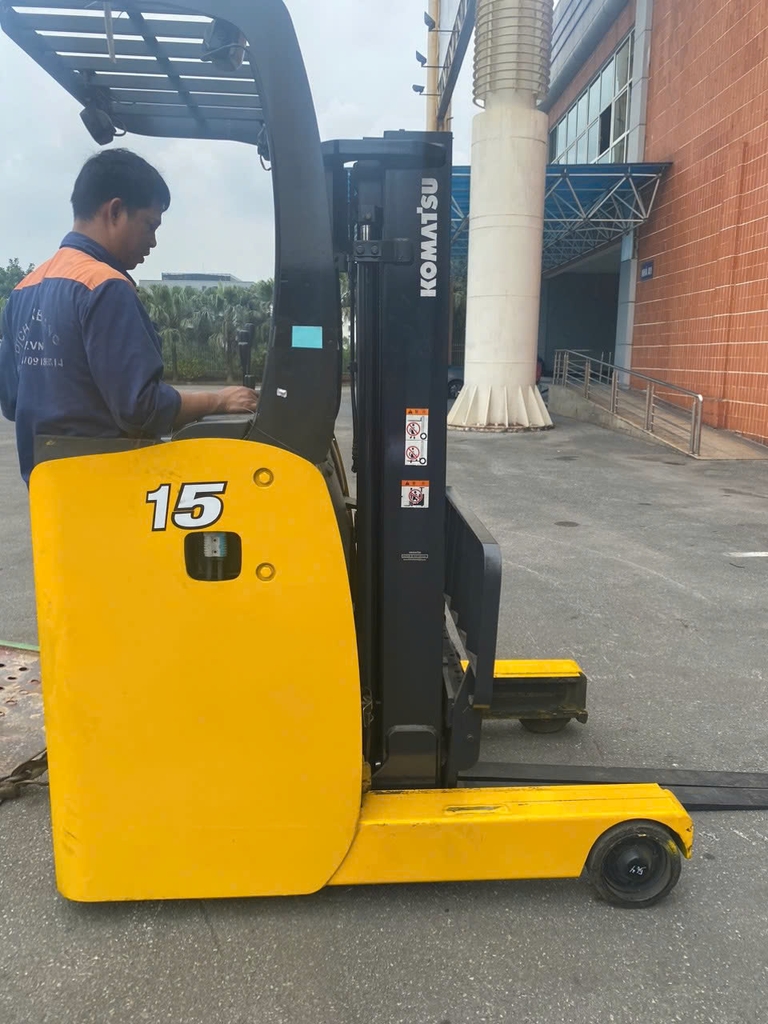 Xe nâng hàng tự hành hiệu KOMATSU, động cơ điện, model FB15RL-14, số khung M245-140629, năm sản xuất 2008