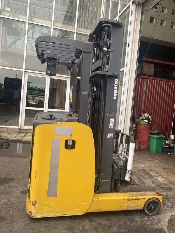 Xe nâng hàng tự hành hiệu KOMATSU cùng phụ tùng tiêu chuẩn đồng bộ đi kèm, động cơ điện, model FB18RL-15, số khung M272-152391, năm sản xuất 2013 .Hàng đã qua sử dụng.