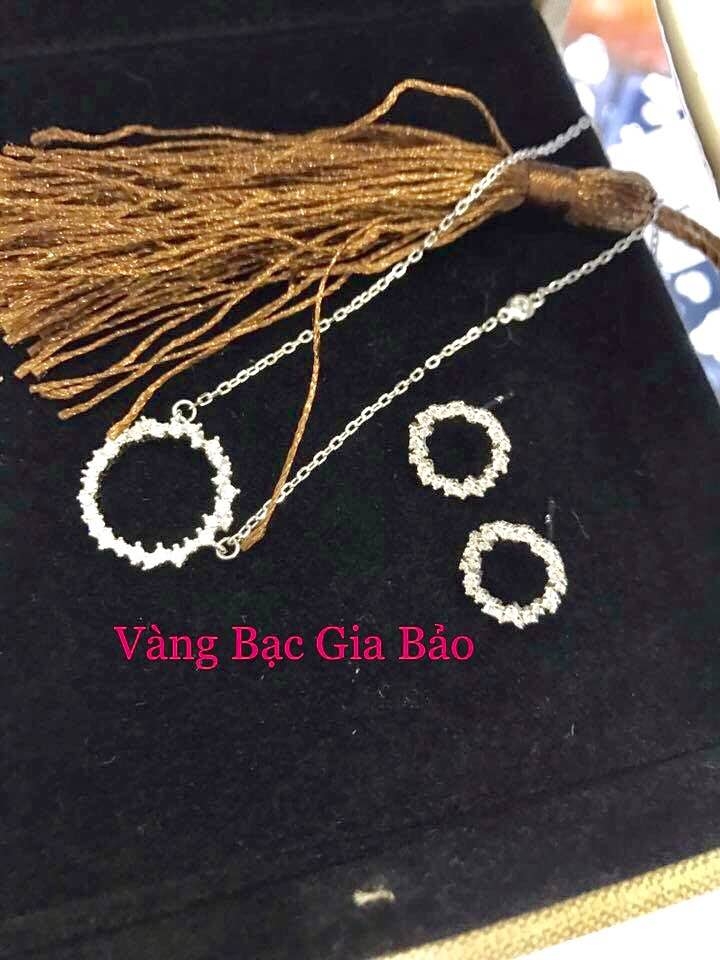 bông tai trong phim huyền thoại biển xanh