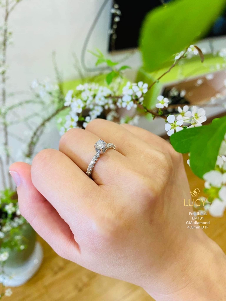 EM131 - Nhẫn cầu hôn, round cut, 5.6mm - Lucy Jewelry