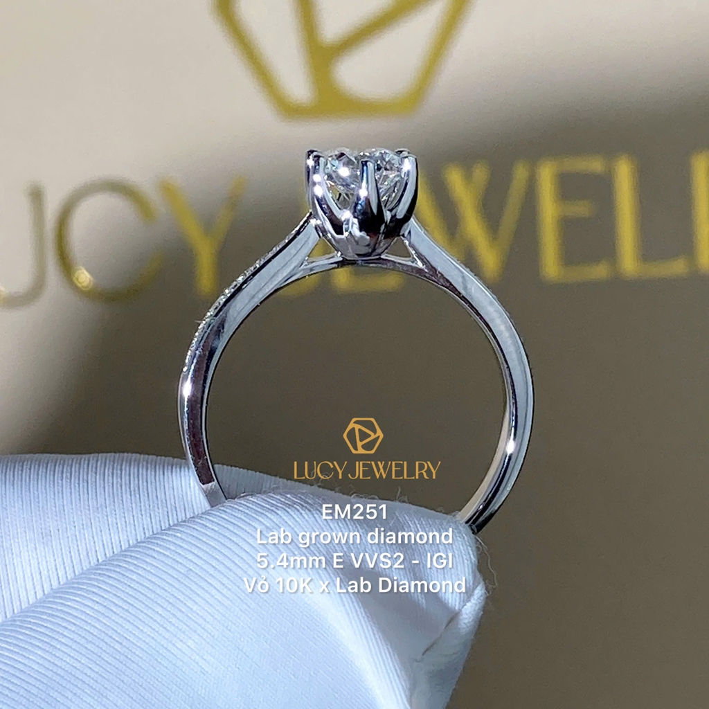 EM251 - Nhẫn cầu hôn, round cut, 5.4mm - Lucy Jewelry