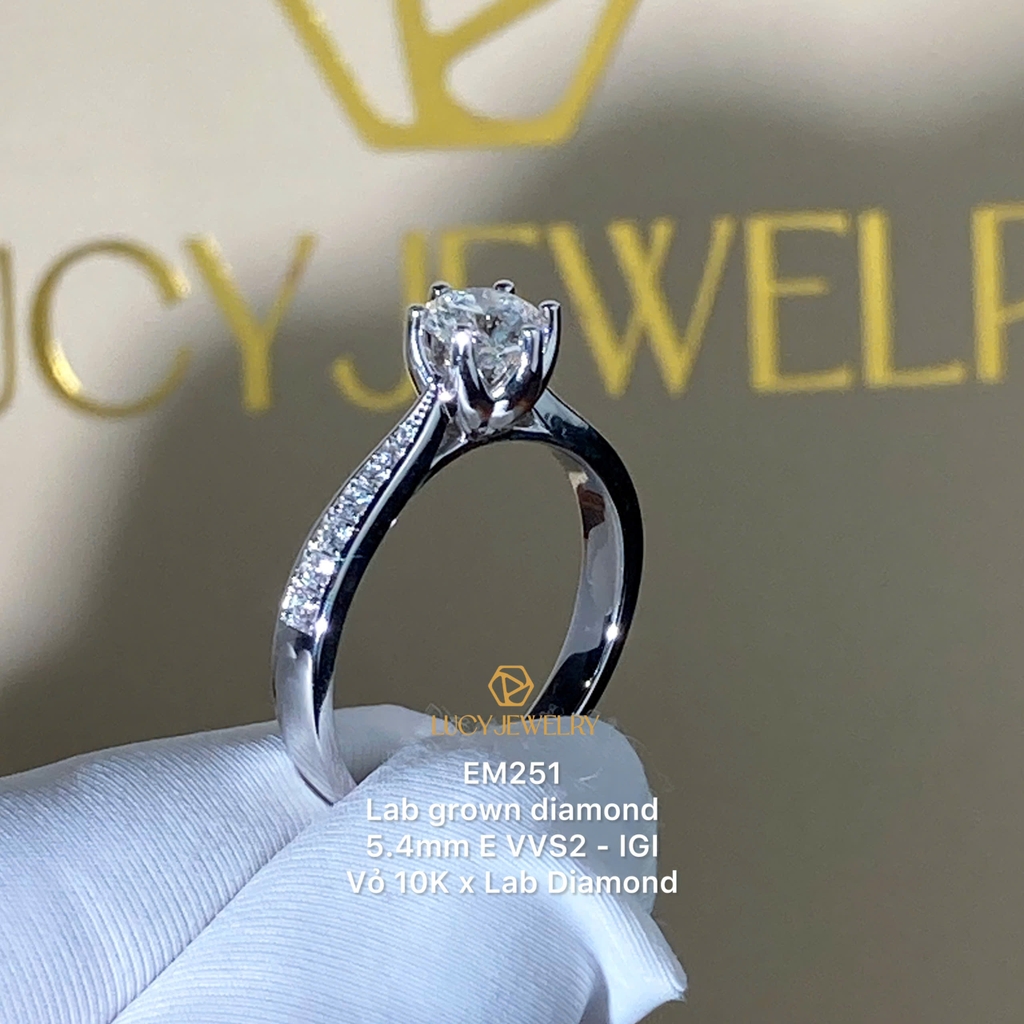 EM251 - Nhẫn cầu hôn, round cut, 5.4mm - Lucy Jewelry