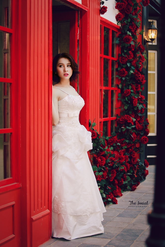 Váy đồng phục lễ tân màu đỏ xẻ tà trước rẻ đẹp nhất Hà Nội