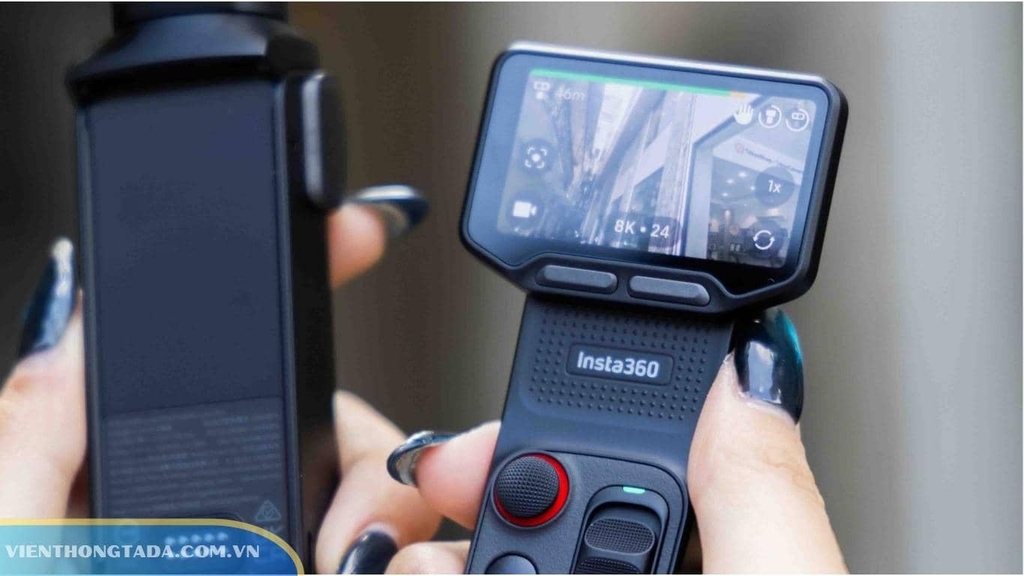 Insta Luna Ultra có màn hình cảm ứng OLED 2 inch tháo rời