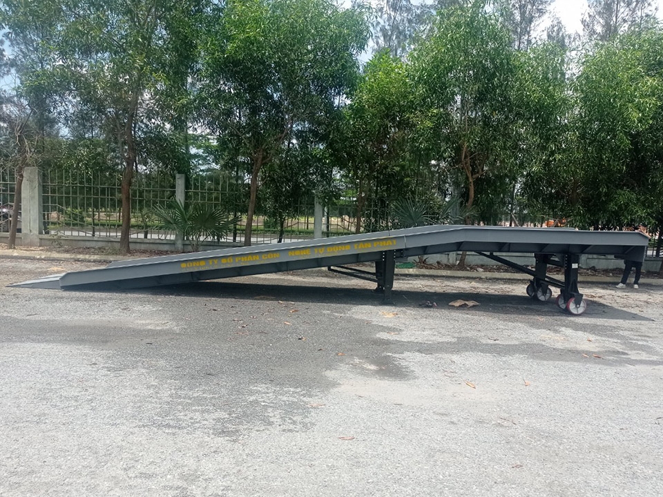 Cầu lên container 10 tấn bàn giao tại Điện Biên